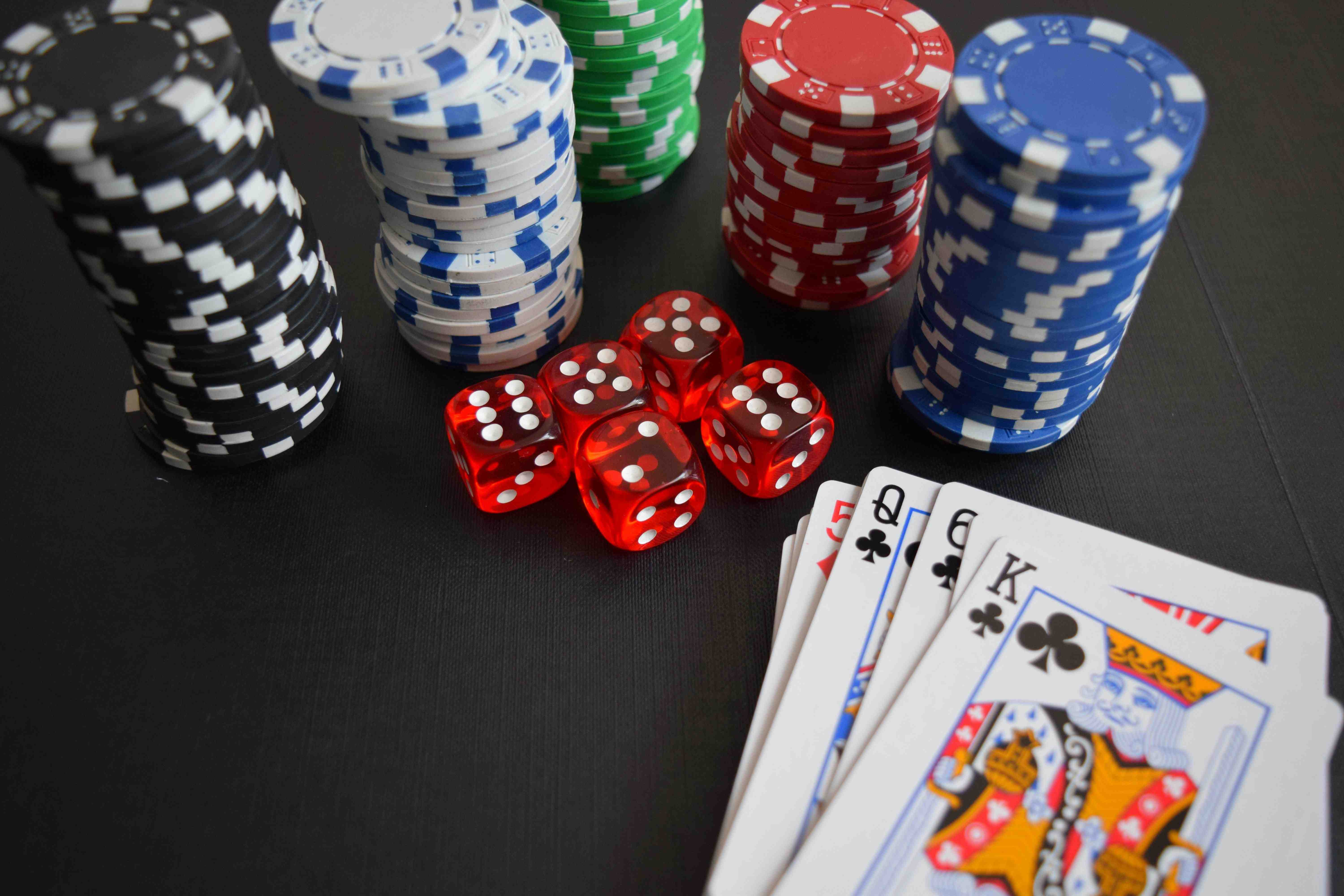 rr777 APP မိုဘိုင်းဖုန်းတွင် Slots Esports ဂိမ်းများ ကစားနေသောပုံ